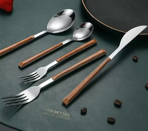 Holzoptik‑Griffe des Schäfer Maple Wood Bestecks, strukturierte Maserung