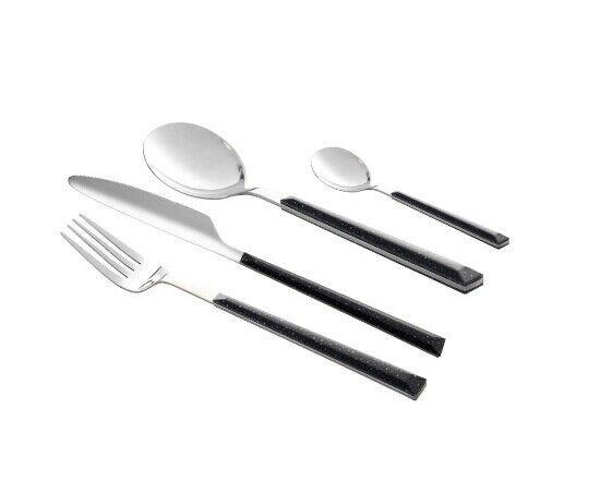 Schäfer Besteckset Marble Schwarz freigestellt, bestehend aus Messer, Gabel, Löffel und Teelöffel, Edelstahl mit Griffen in Marmoroptik.