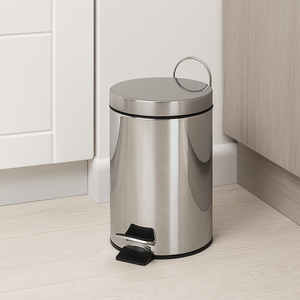 Kleiner Hoffmanns Edelstahl-Tretabfalleimer mit Fußpedal in moderner heller Küche auf Holzfußboden.