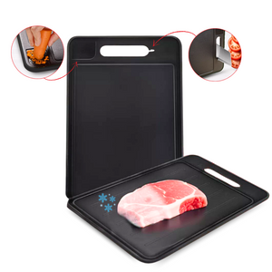 Michelino 4in1 Schneidebrett mit Auftaufunktion – gefrorenes Fleisch auf der Abtaufläche, integrierte Reibe und Messerschärfer sichtbar.