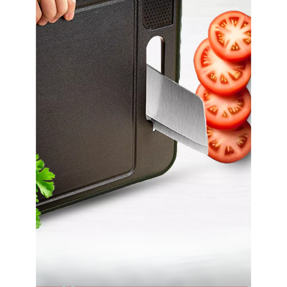 Michelino 4in1 Schneidebrett mit integriertem Messerschärfer – Messer wird am Griffbereich geschärft, daneben aufgeschnittene Tomaten.