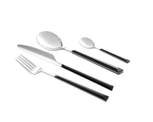 Schäfer Besteckset Marble Schwarz freigestellt, bestehend aus Messer, Gabel, Löffel und Teelöffel, Edelstahl mit Griffen in Marmoroptik.